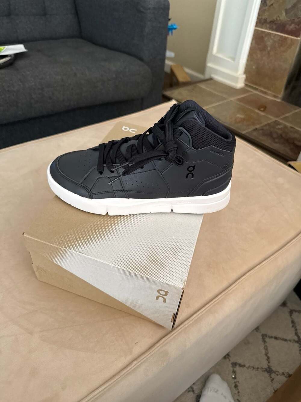On Running The Roger Clubhouse Mid Black Eclipse Women's Size 6.5